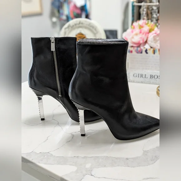 Michael Kors Elegant Black Leather Ankle Boots Size 7 - Picture 8 of 9